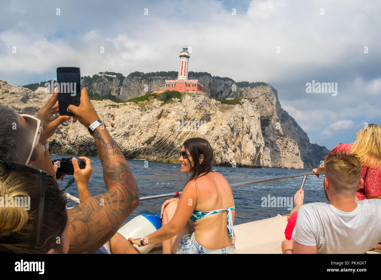Les touristes, les visiteurs de personnes à bord d'un voilier de croisière autour de l'île de Capri, la Grotte Bleue, Italie travel concept, concept touristique, excursion en bateau Banque D'Images