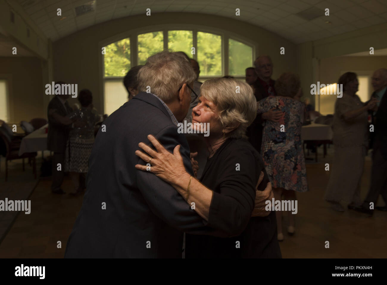 Marietta, GA, USA. 22 Juin, 2018. Les personnes âgées connu comme 'le' Foxtrotters se réunissent au centre senior du comté de danses mensuelles à la musique live. "Il est important pour les aînés de sortir et rencontrer des gens pour garder la solitude à baie, président du club notes ' Barbara Digulla. Le club se réunit tous les mois pour plus de 20 ans, jusqu'à county et dirigée par l'augmentation des frais d'honoraires dus au club de se dissoudre. Sur la photo : B Beth Bailey, 70 ans, d'Atlanta, il danse avec son ami Bobby Schad, 77, de Woodstock Crédit : Robin Rayne Nelson/ZUMA/Alamy Fil Live News Banque D'Images