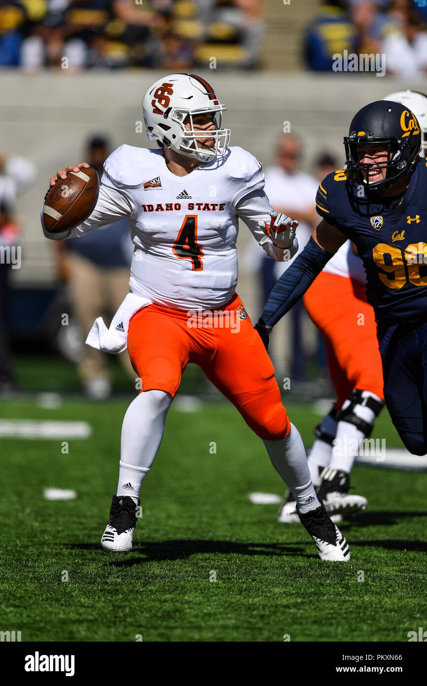 Berkeley, Californie, USA. 15 Sep, 2018. Le quart-arrière des Bengals d'état de l'Idaho Tanner Gueller (4) passe sous la pression de la Californie Golden Bears défensive fin Paul rimer ou ramer (96) au cours de la NCAA football match entre les Bengals d'état de l'Idaho et l'Université de Californie Berkeley California Golden Bears au Memorial Stadium à Berkeley, Californie. Chris Brown/CSM/Alamy Live News Banque D'Images