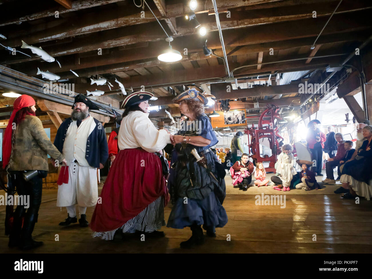 Vancouver, Canada. 15 Sep, 2018. Les résidents sont habillés en pirates pour célébrer l'International talk like a Pirate day à Vancouver, Canada, le 15 septembre 2018. L'International talk like a Pirate day qui est observée le 19 septembre chaque année est un appartement de vacances. Credit : Liang Sen/Xinhua/Alamy Live News Banque D'Images