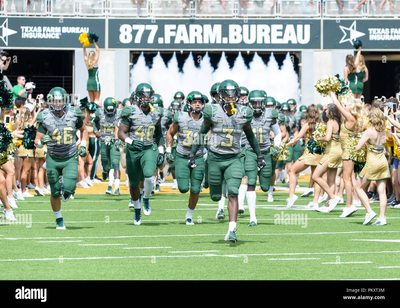 Waco, Texas, USA. 15 Sep, 2018. Baylor Bears coffre Chris Miller (3) conduit les joueurs sur le terrain avant la NCAA Football match entre le Duc et les Blue Devils Baylor Bears à McLane Stadium à Waco, Texas. Matthew Lynch/CSM/Alamy Live News Banque D'Images