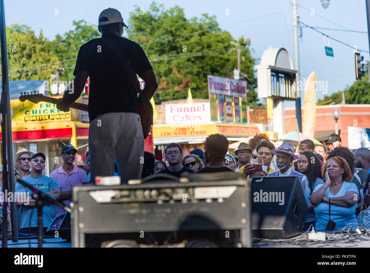 Cooper-Young Festival 2018, Memp.Son, New York. Beaucoup de profiter de la musique blues de JEFFRIES FLOUE ET LES ROIS DE MEMPHIS la performance. Le plus grand festival d'une journée dans le Tennessee. Gens profitant de la dernière de l'été avec l'art, de l'alimentation et de l'excellente musique. Banque D'Images