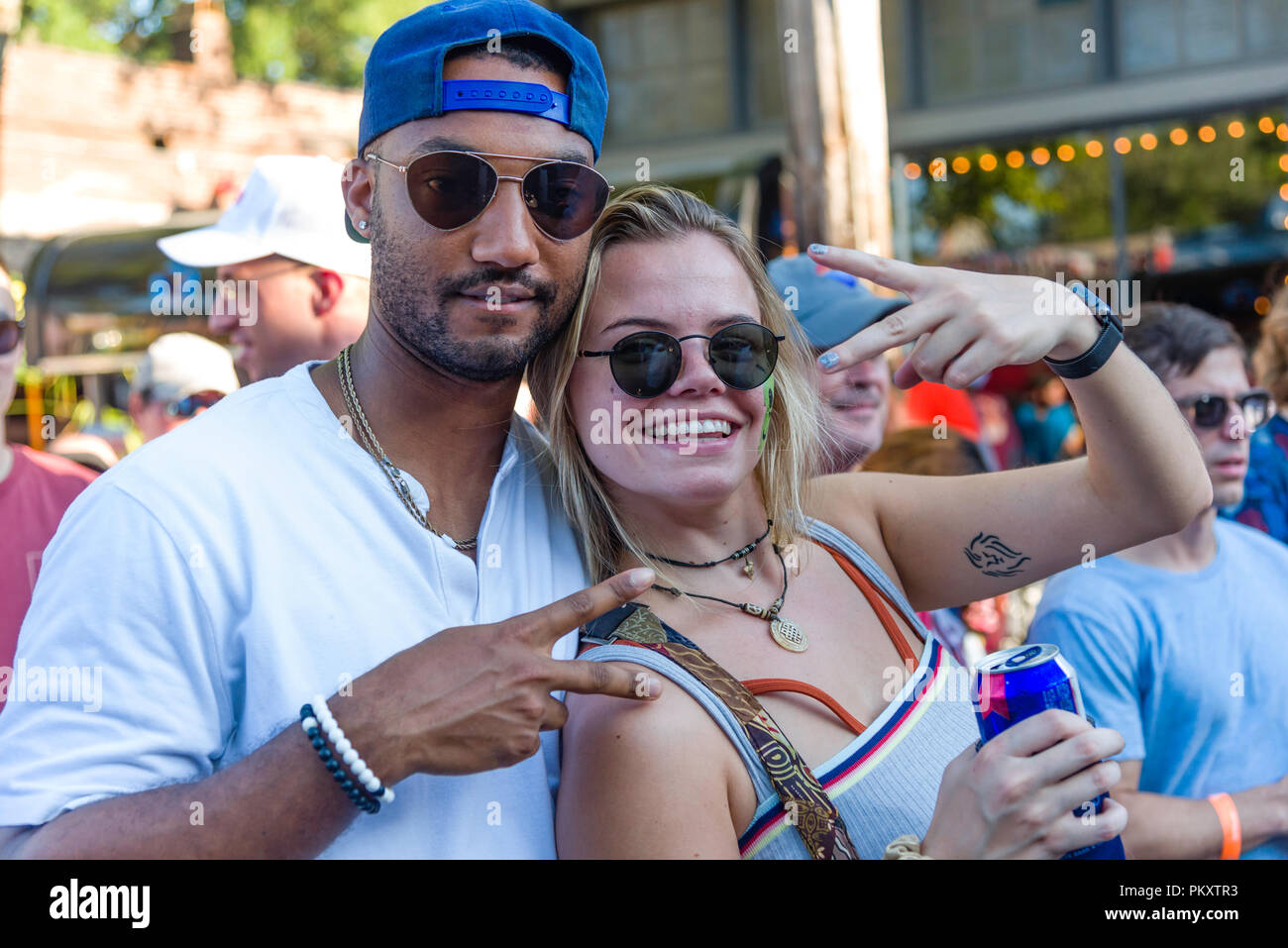 Cooper-Young Festival 2018, Memp.Son, New York. Le plus grand festival d'une journée dans le Tennessee. Gens profitant de la dernière de l'été avec l'art, de l'alimentation et de la bonne musique. Couple watching FUZZY JEFFRIES ET LES ROIS DE MEMPHIS. Banque D'Images