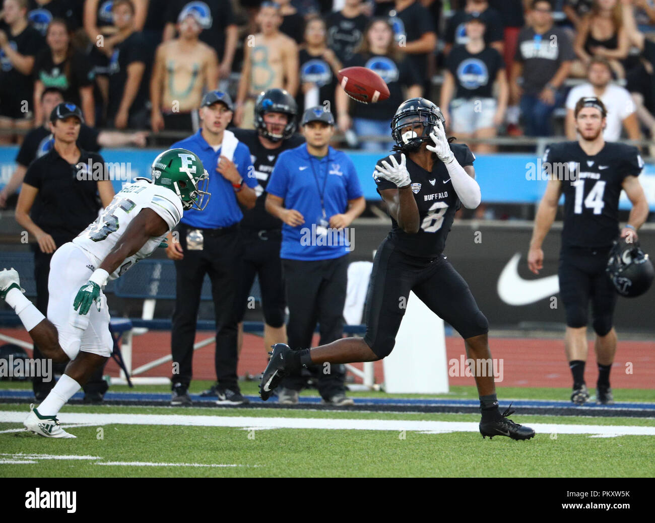 New York, USA. 15 septembre 2018:l'Eastern Michigan Eagles arrière défensif Freddie McGee III (35) ne peuvent pas suivre avec les bisons mâles wide receiver K.J. Osborn (8) qui cherche à attraper la balle sur ce 75 verges réception pendant la première moitié de jouer dans la NCAA football match entre l'Est de Michigan Eagles et Buffalo Bulls à UB Stadium à Amherst, New York Buffalo défait l'Eastern Michigan 35-28 pour améliorer leur dossier à 3-0 pour la première fois comme un programme de FBS. (Nicholas T. LoVerde/Cal Sport Media) Credit : Cal Sport Media/Alamy Live News Banque D'Images