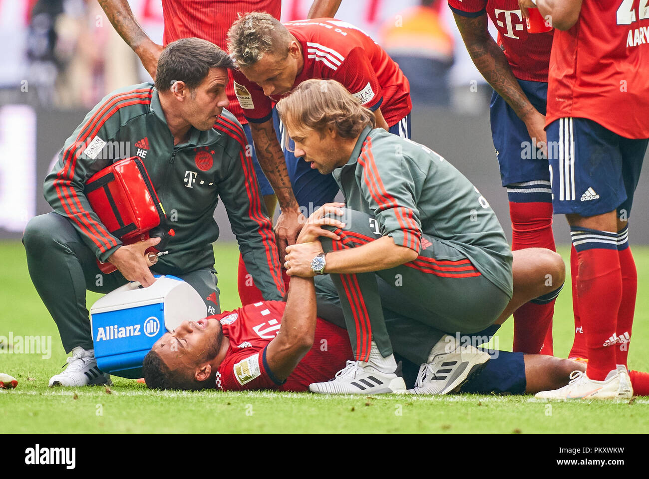 Munich, Allemagne. 15 septembre 2018. Corentin TOLISSO, FCB 24 blessures, douleur, bande, ice, nuit, blessés, souche, pansement, enregistrement, blessure, Compression, Dr. med. Peter Ueblacker, médecin de l'équipe, RAFINHA (13) FCB FC BAYERN MUNICH - Bayer 04 LEVERKUSEN 3-1 - DFL RÈGLEMENT INTERDIT TOUTE UTILISATION DES PHOTOGRAPHIES comme des séquences d'images et/ou quasi-vidéo - 1.ligue de soccer allemand , Munich, le 15 septembre 2018, de la saison 2018/2019, journée 4 © Peter Schatz / Alamy Live News Banque D'Images