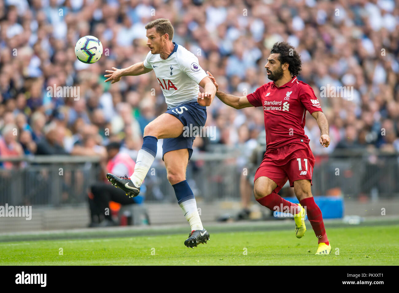 Londres, Royaume-Uni. 15 Sep 2018. Jan Vertonghen de Tottenham Hotspur et Mohamed Salah de Liverpool au cours de la Premier League match entre Tottenham Hotspur et Liverpool au stade de Wembley, Londres, Angleterre le 15 septembre 2018. Usage éditorial uniquement, licence requise pour un usage commercial. Aucune utilisation de pari, de jeux ou d'un seul club/ligue/dvd publications. Credit : THX Images/Alamy Live News Banque D'Images