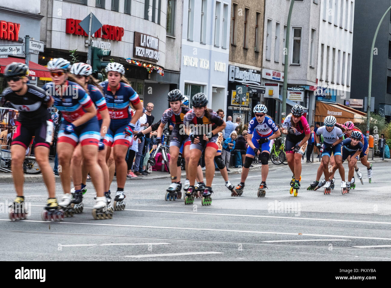 Berlin Allemagne, 15 septembre 2018. Roller Marathon annuel. Conduisant les patineurs à passer par la station de métro Rosenthaler Platz comme ils sont en concurrence dans l'événement annuel de roller. L'événement est la Grande Finale de la saison roller skaters comme participants de 60 pays en compétition pour le monde et l'ALLEMAND INLINE CUP Crédit : Eden Breitz/Alamy Live News Banque D'Images