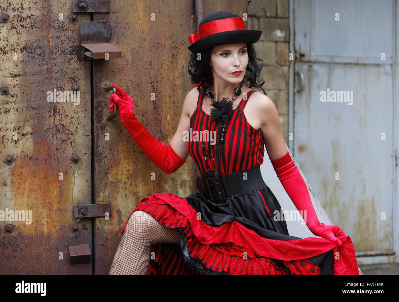 Une femme portant des costumes steampunk est perçu au cours de 'VI'  KyivSteamCon à Kiev.L'événement festival Steampunk comprenant des ateliers,  des conférences, des concours, des danses et des conférences attire fans de