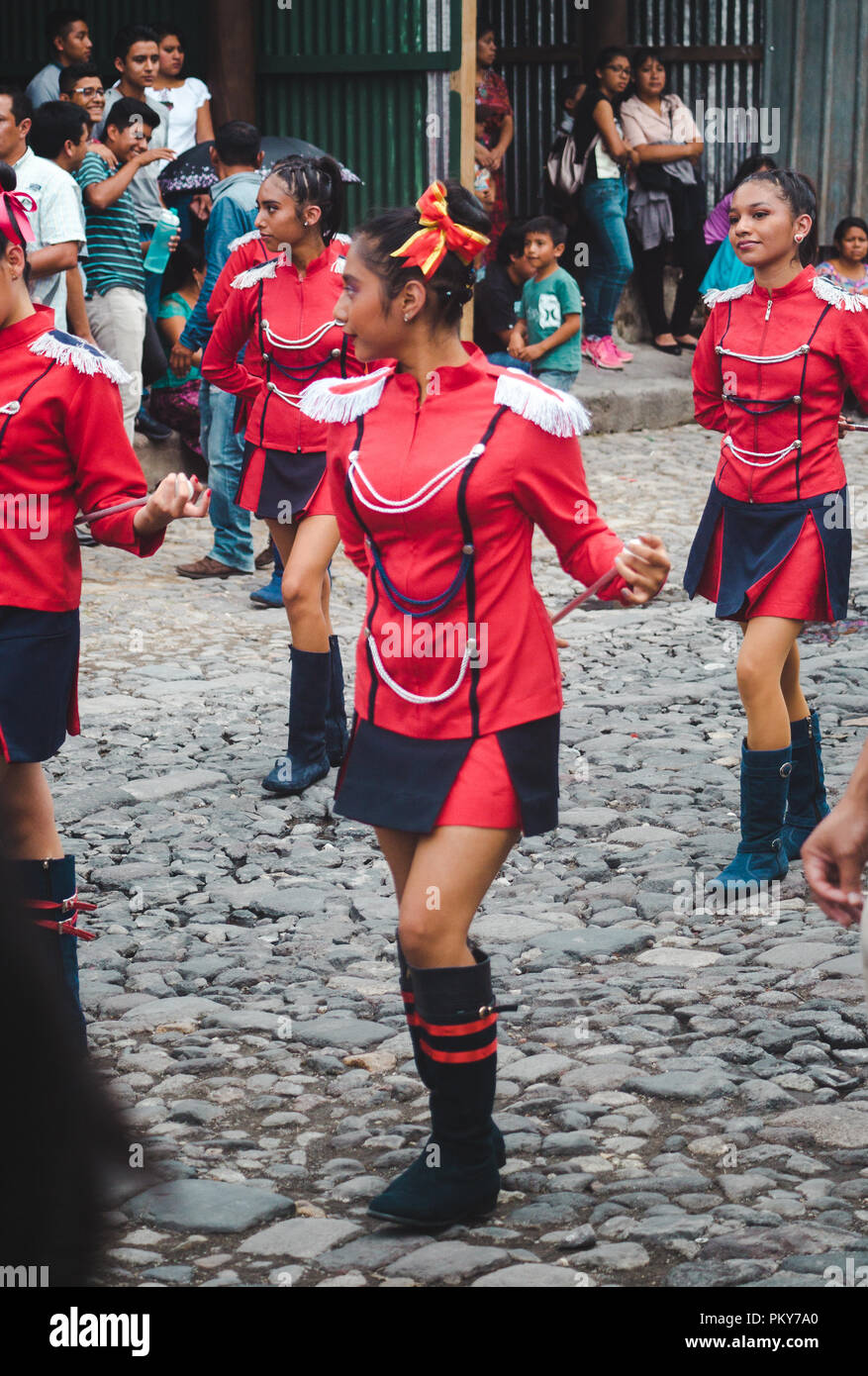 Jeunes filles en uniforme de la danse dans une fanfare street parade pour Dia de la Independencia (date de l'indépendance) à Antigua Guatemala 2018 Banque D'Images