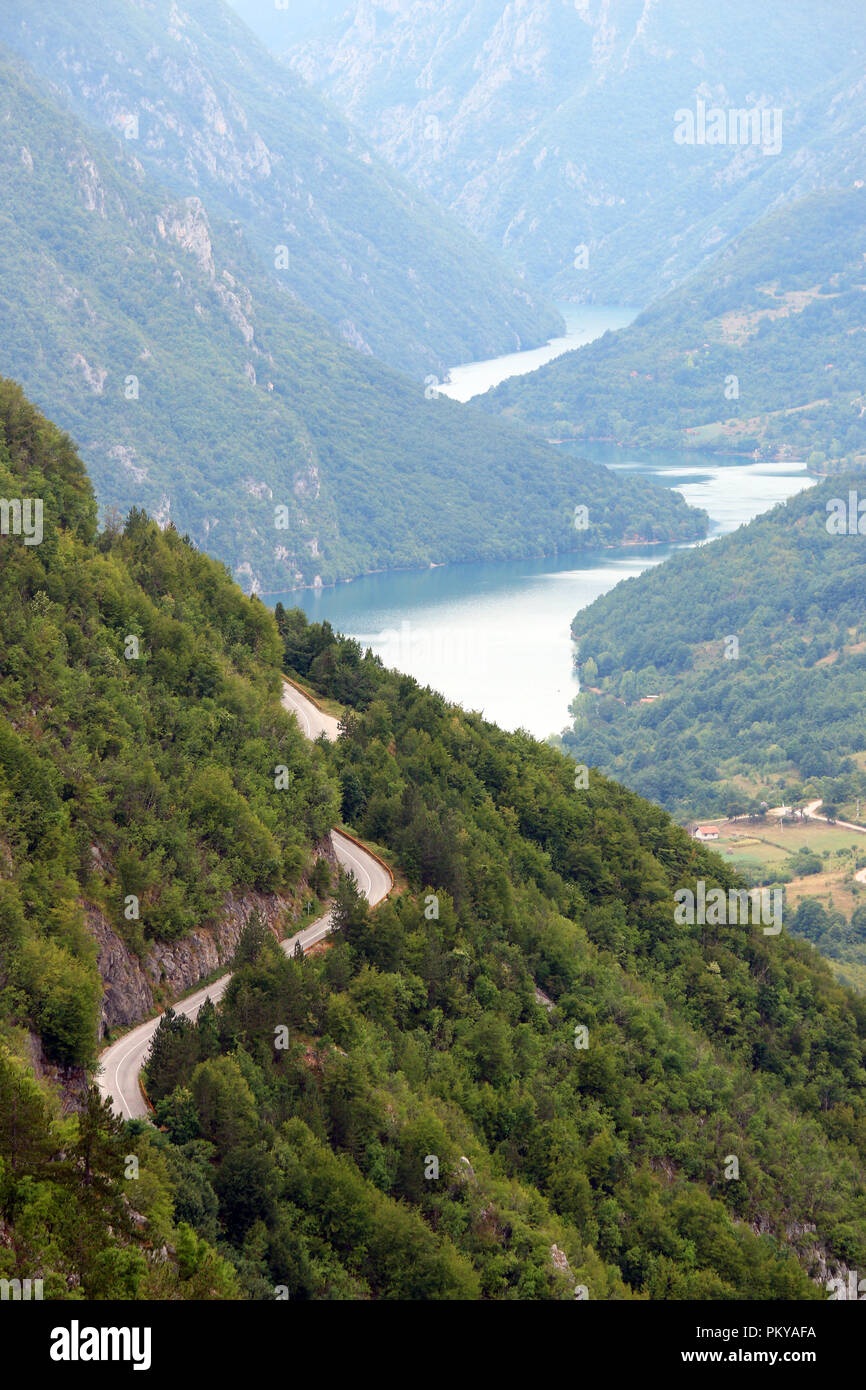 Sur la route de serpetine Tara paysage de montagne Banque D'Images