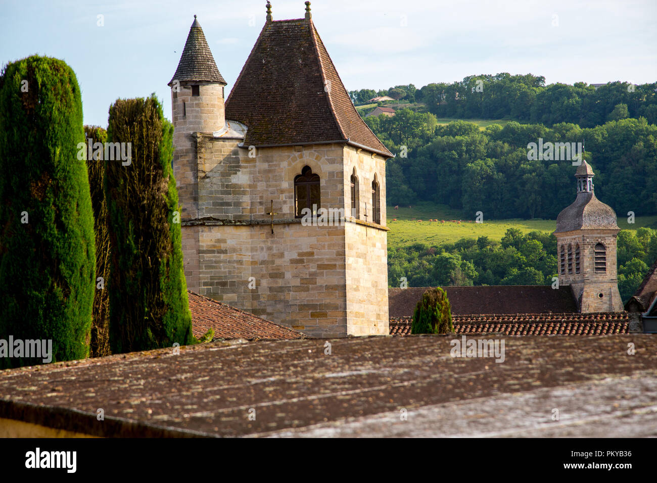 Et la campagne environnante sur le toit de l'église Notre Dame du Puy à Figeac France Banque D'Images