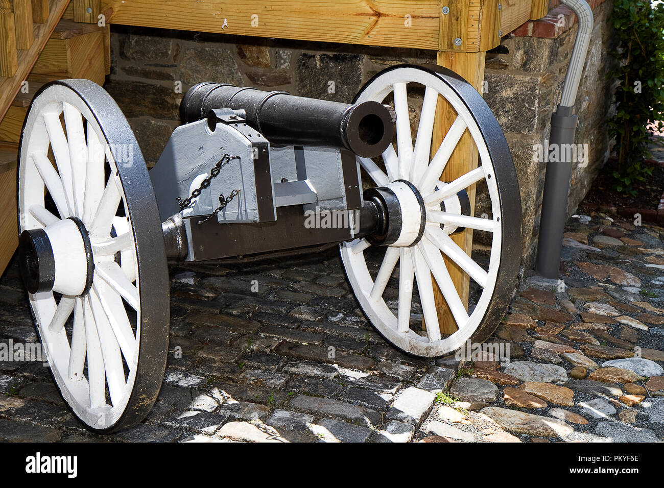 Petit cannon situé dans ruelle dans la ville historique. Banque D'Images
