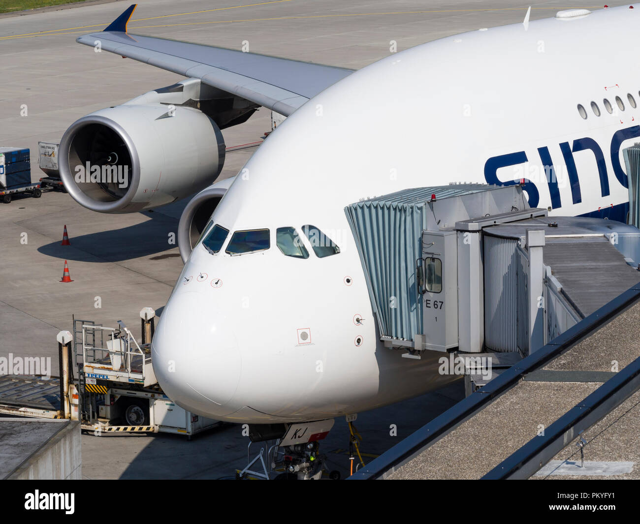 Un Airbus A380 de Singapore Airlines lors de l'embarquement à l'aéroport de Zurich Kloten. Jettys sur deux niveaux pont connectez l'avion géant avec la porte. Banque D'Images