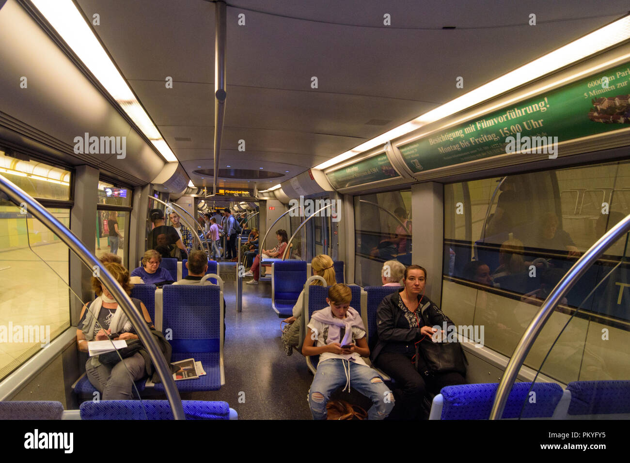 München, Munich : à l'intérieur de voiture de métro, Oberbayern, Haute-Bavière, Bayern, Bavière, Allemagne Banque D'Images