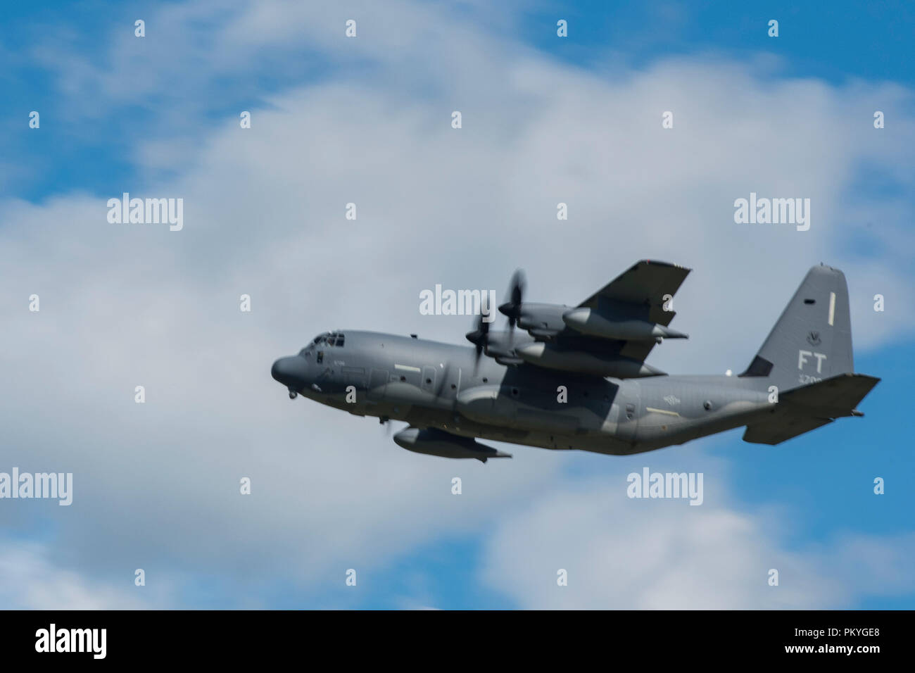 Un HC-130J Combattre King II quitte pour fournir la tempête tropicale Florence de sauvetage Le 15 septembre 2018, à Moody Air Force Base, Ga, le 334e groupe expéditionnaire aérienne lancé HC-130J King Combat IIs , Pavehawks HH-60G, l'équipage et du personnel de soutien de positionner à l'at Joint Base Charleston, S.C., potentiel de la tempête tropicale Florence réponse. Sous le commandement du colonel John Creel, le 374e groupe de sauvetage, le commandant intégré AEG pour faire une unité de recherche et de sauvetage expéditionnaire composé de membres du personnel de soutien et de sauvetage à partir de la 23ème Escadre, 920e Escadre de sauvetage à Patrick Air Force Base, en Floride et 51e Banque D'Images