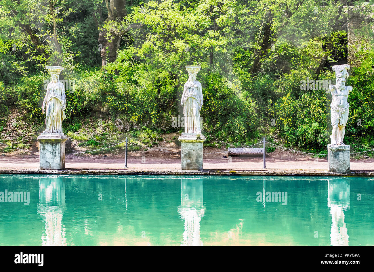 Statues de la piscine surplombant l'ancienne Caryatides Canopus appelé à la Villa Adriana (la Villa d'Hadrien), Tivoli, Italie Banque D'Images