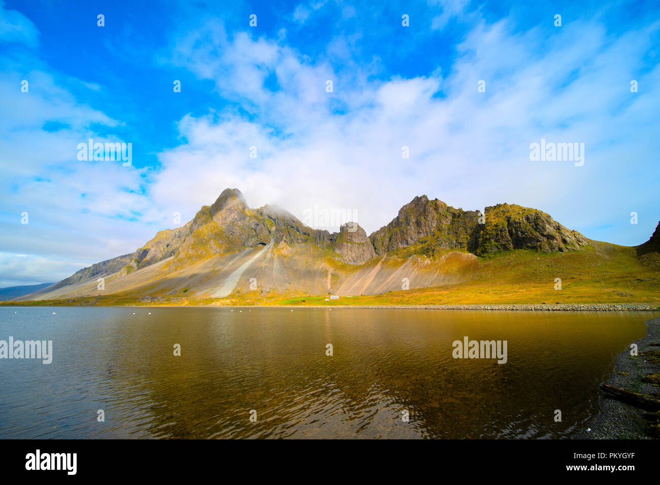 Panorama de la mer et les montagnes en Islande Banque D'Images