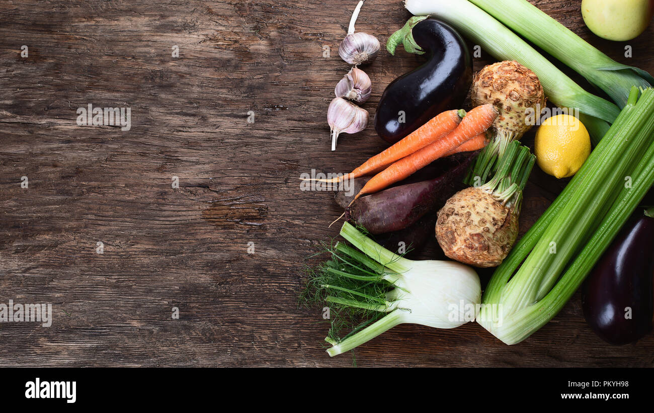 Assortiment de légumes frais locaux. Vue d'en haut. L'alimentation saine. Banque D'Images