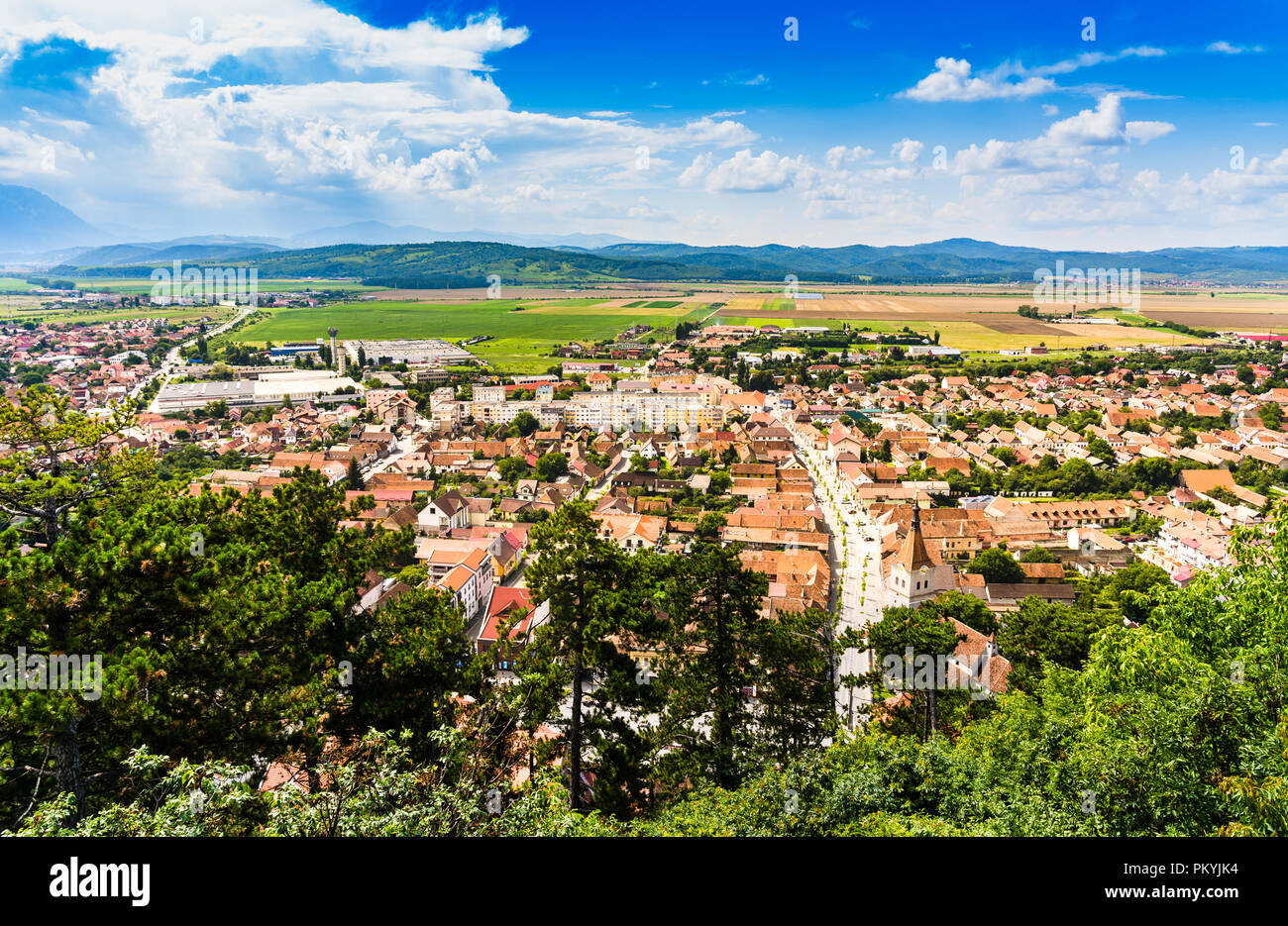 Rasnov, Roumanie : vue panoramique de la ville vue depuis les remparts de la citadelle. Banque D'Images
