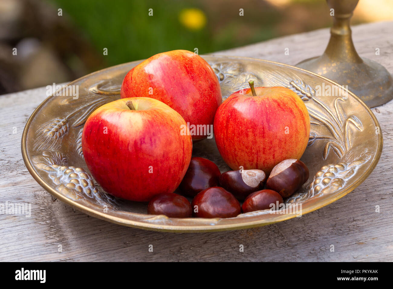 Roi des Pippins Apples - pommes sur une plaque Banque D'Images
