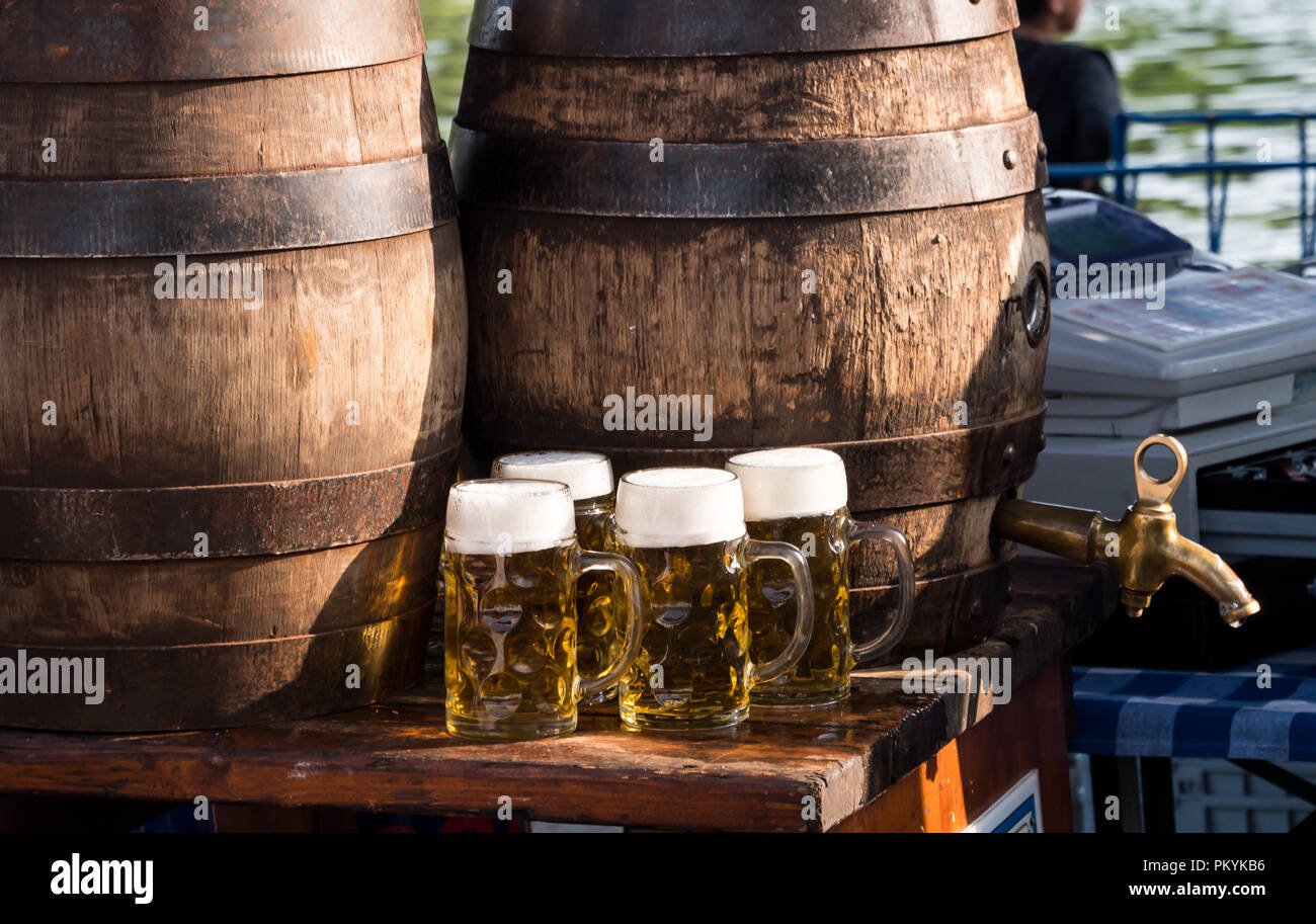 Barils et des verres avec de la bière à un festival de la bière à Munich Banque D'Images