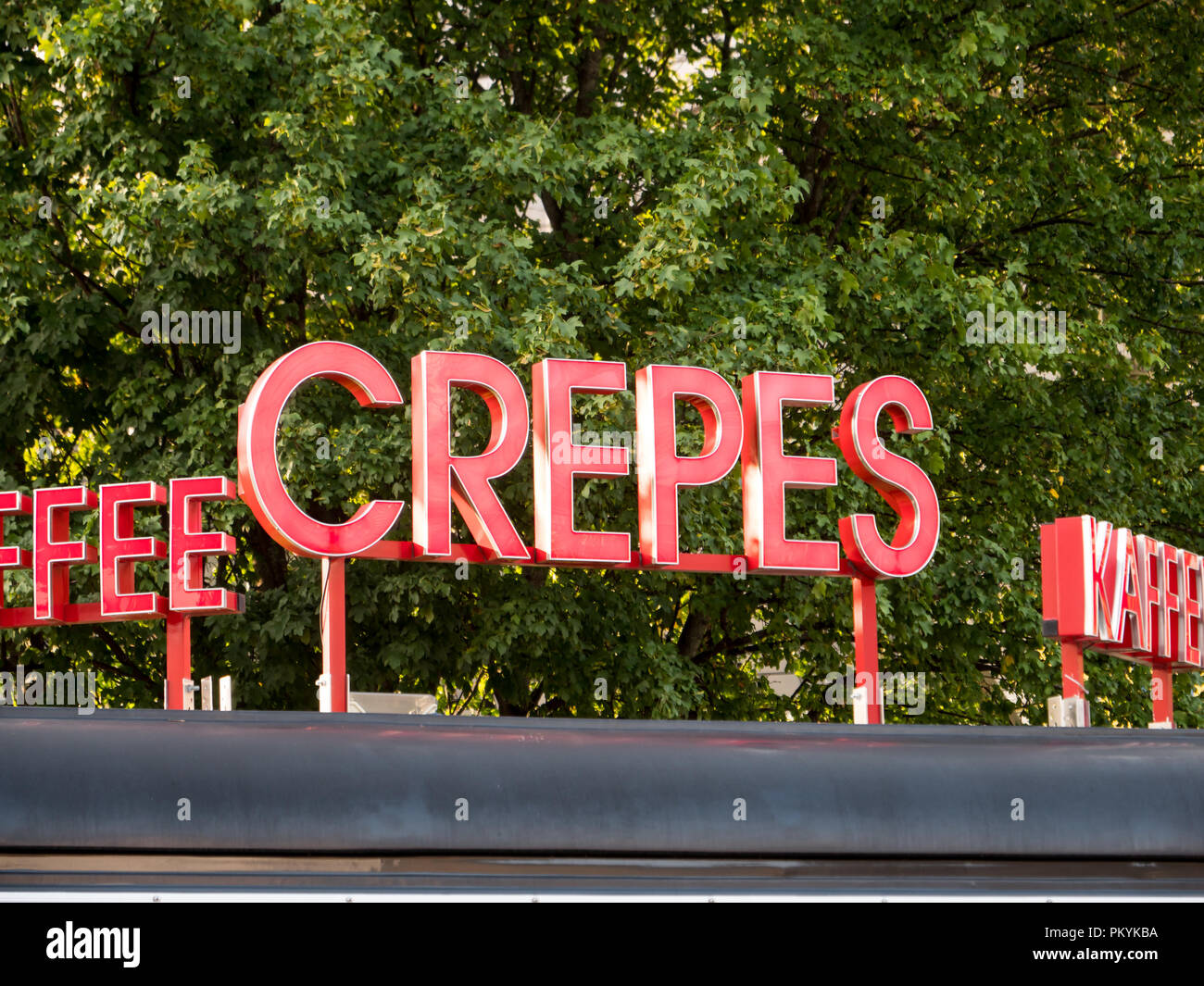 MUNICH, ALLEMAGNE - 20 août 2017 : Red metal sign reading crêpes au-dessus d'une boutique Banque D'Images