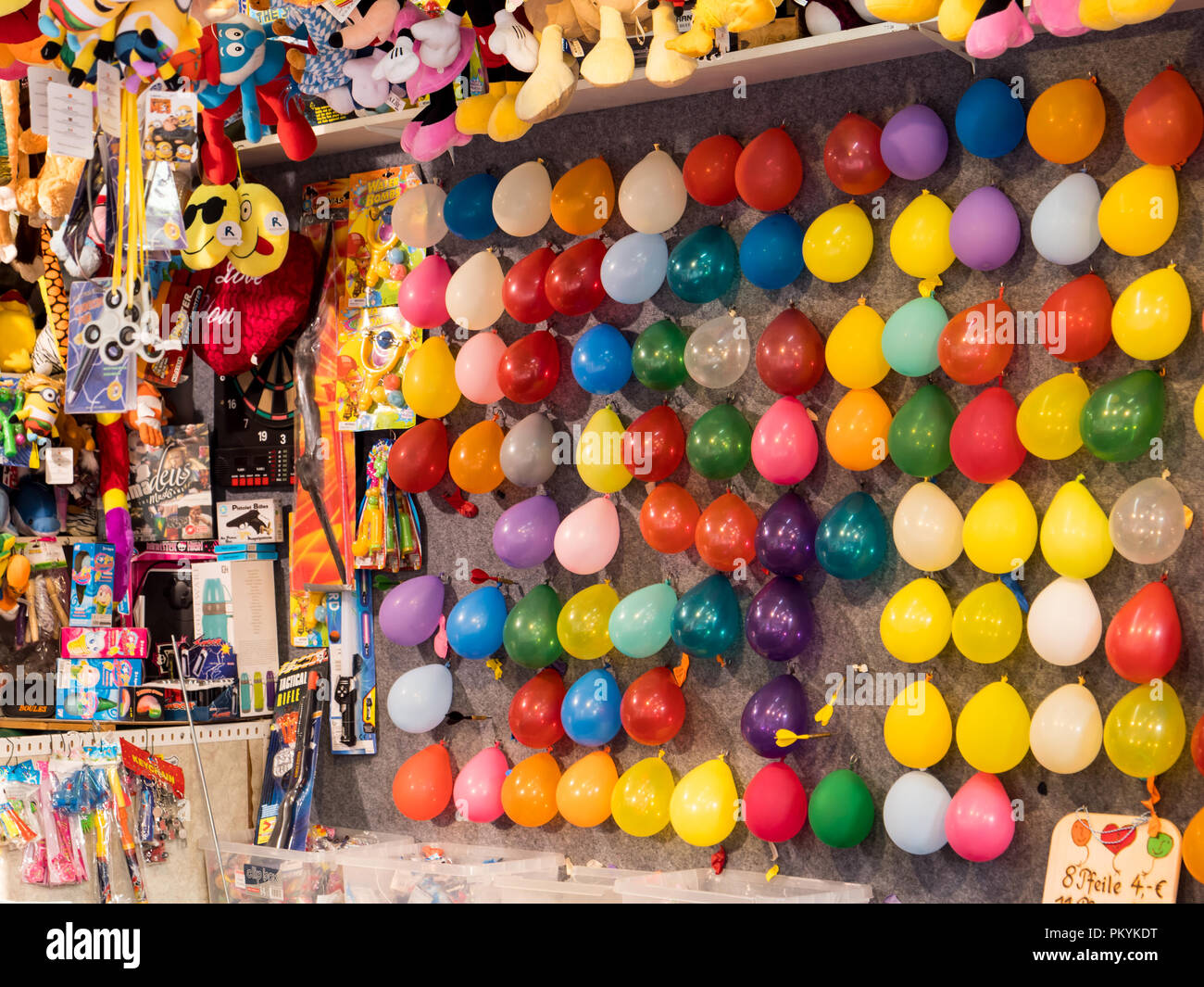 MUNICH, ALLEMAGNE - 20 août 2017 : ballons sur un mur pour un jeu de fléchettes pour gagner un prix Banque D'Images