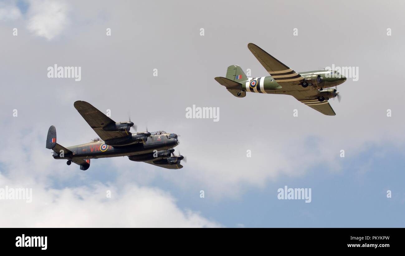 Battle of Britain Memorial Flight Avro Lancaster & Douglas C-47 Dakota volant à la Royal International Air Tattoo 2018 celebrating RAF100 Banque D'Images