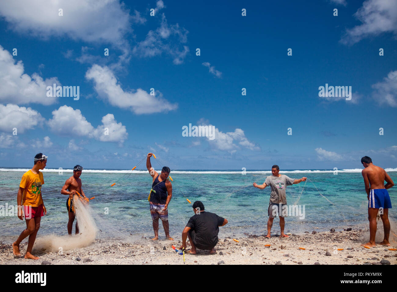 Les sections locales de préparer un filet de pêche pour pêcher dans le lagon à Lepa Beach, Samoa. Banque D'Images