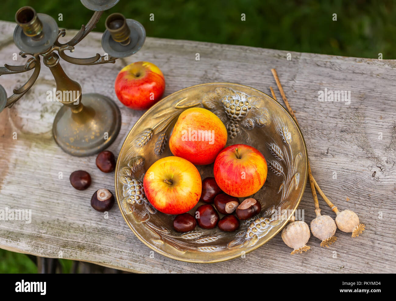 Roi des Pippins Apples - pommes sur une plaque Banque D'Images