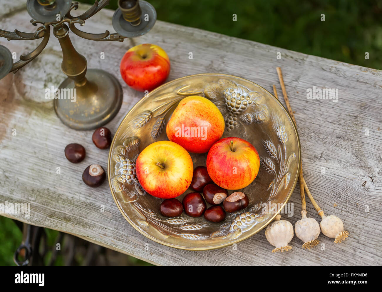 Roi des Pippins Apples - pommes sur une plaque Banque D'Images