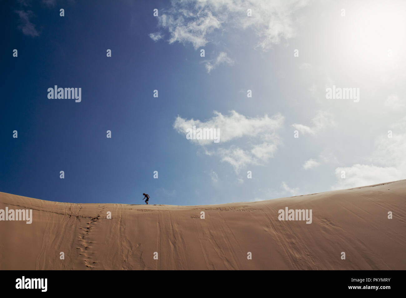 L'homme dans le désert avec ciel bleu Banque D'Images