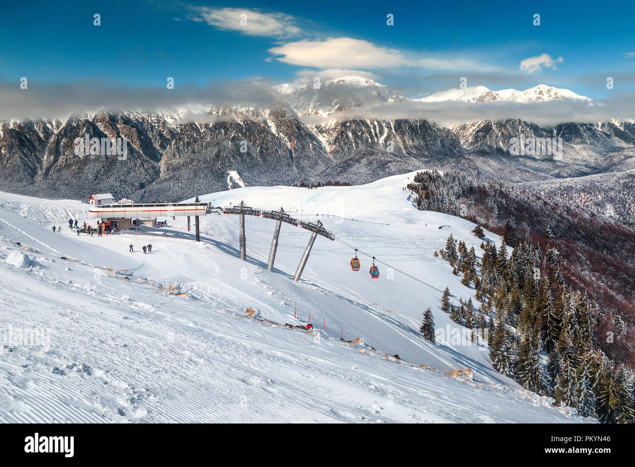Paysage d'hiver incroyable avec des arbres enneigés spectaculaires et pistes de ski dans la Vallée de Prahova, près de la station de ski de Azuga Azuga, Carpates, Transylvanie, Roma Banque D'Images
