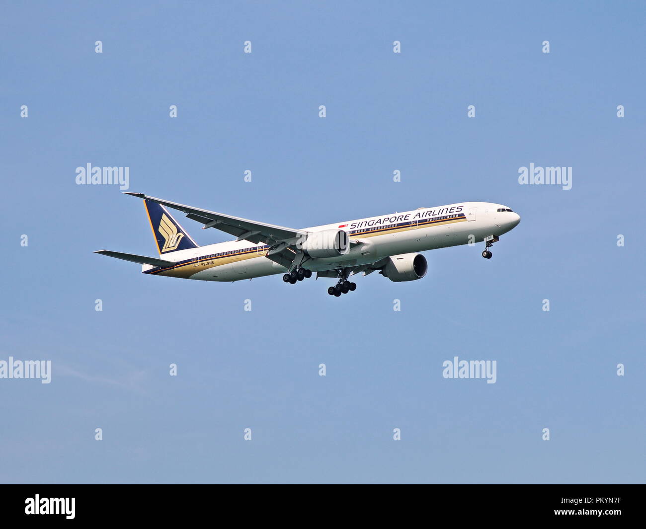 Singapore Airlines Boeing 777-312 (ER) pour atterrir à l'Aéroport International de Changi Banque D'Images