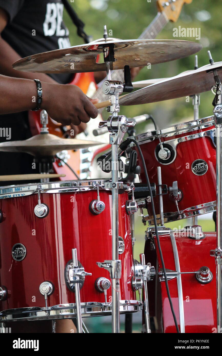 Le percussionniste jouant batterie noir Banque D'Images