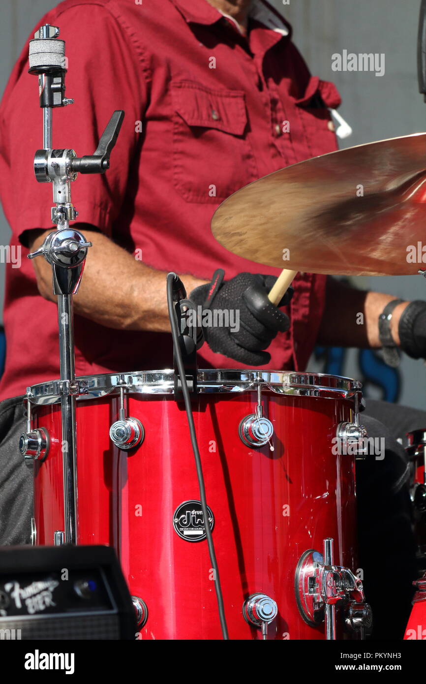 Le percussionniste jouant batterie noir Banque D'Images