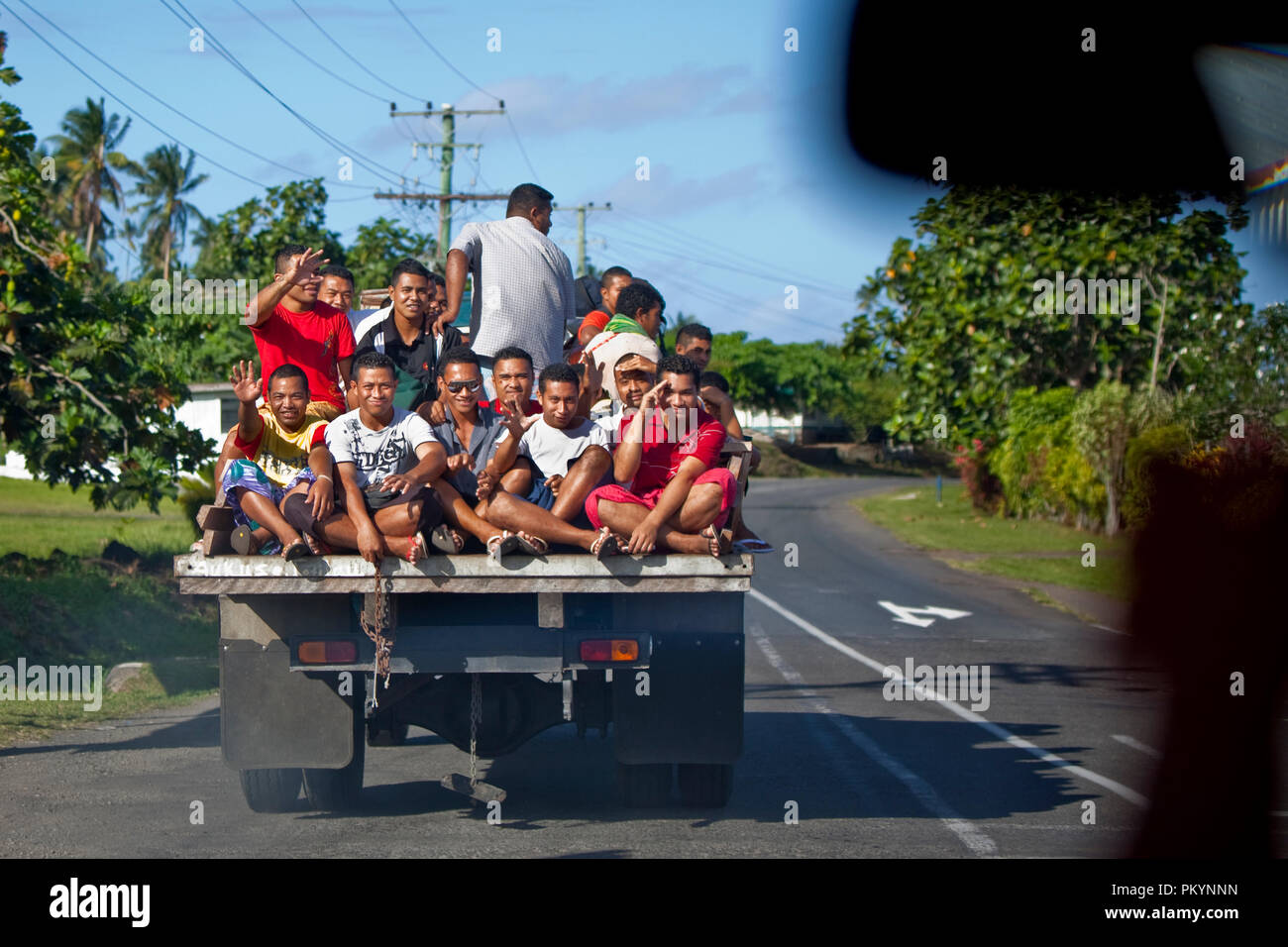 Les sections locales l'attelage d'une ride sur l'arrière d'un camion, l'île de Savai'i (Samoa). Banque D'Images