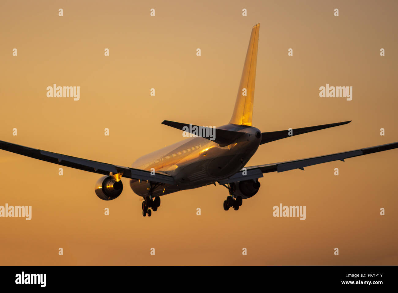 Boeing 767-300 à l'atterrissage de l'Aéroport International d'Itami au crépuscule, à Osaka au Japon. Banque D'Images