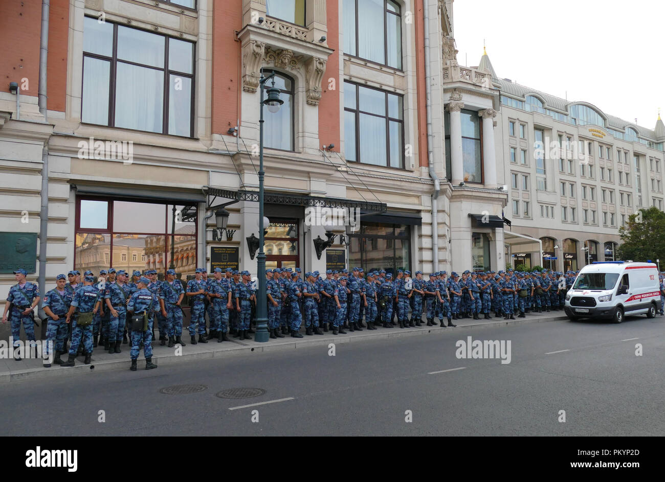 Les troupes de la police dans les rues de Moscou Banque D'Images