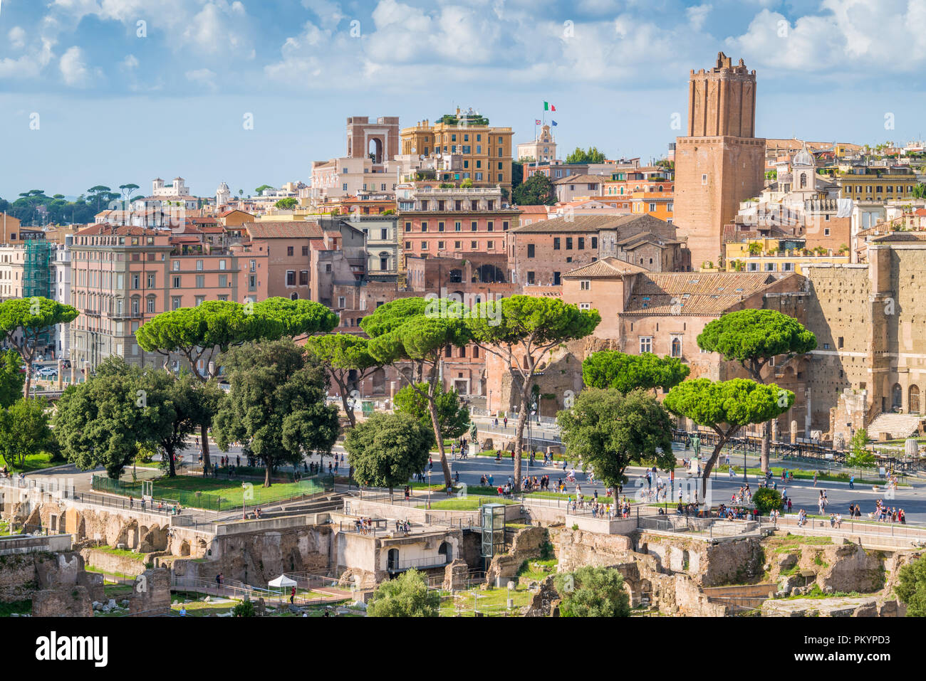 Vue panoramique dans le Forum Romain, avec la tour de la milice et les Marchés de Trajan. Rome, Italie. Banque D'Images