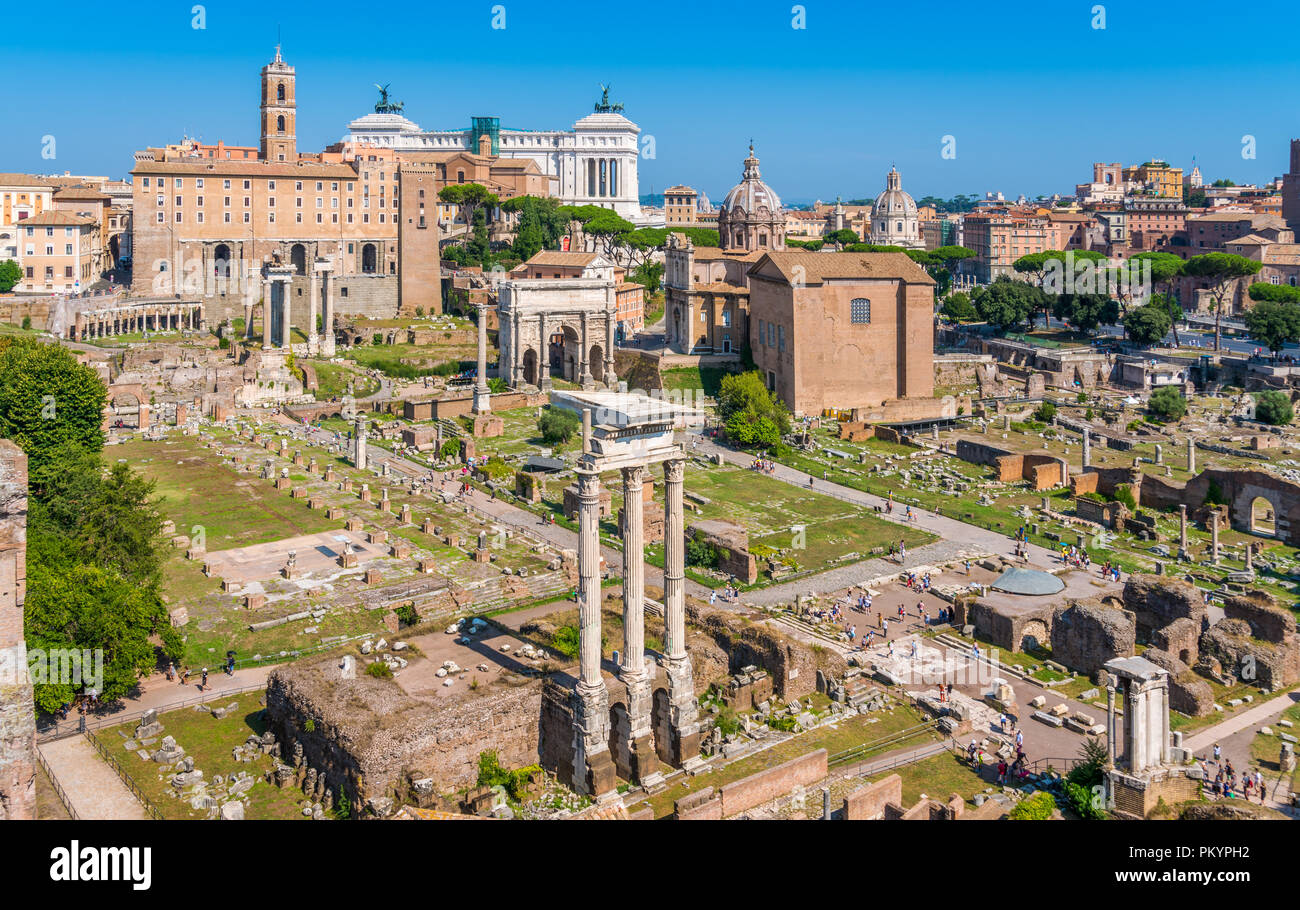 Vue panoramique dans le Forum Romain, avec le Capitole Hill, le monument Vittoriano et l'Settimio Severo Arch. Banque D'Images