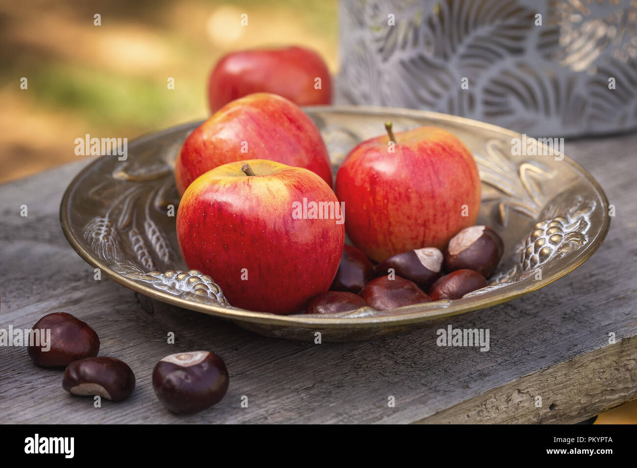 Roi des Pippins Apples - pommes sur une plaque Banque D'Images