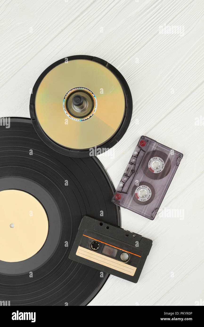 Disque vinyle, disques compacts et cassettes. Plaque de vinyle, DVD ou CD  les disques et cassettes sur fond de bois, vue du dessus. Vintage encore de  périphériques Photo Stock - Alamy