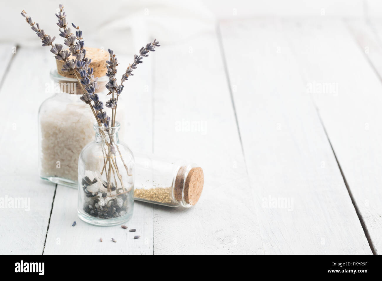 Fleurs séchées de lavande avec du sel de mer. L'espace pour le texte. Banque D'Images