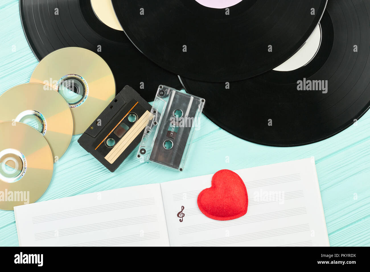 Les disques compacts, cassettes et disques vinyles. Banque D'Images