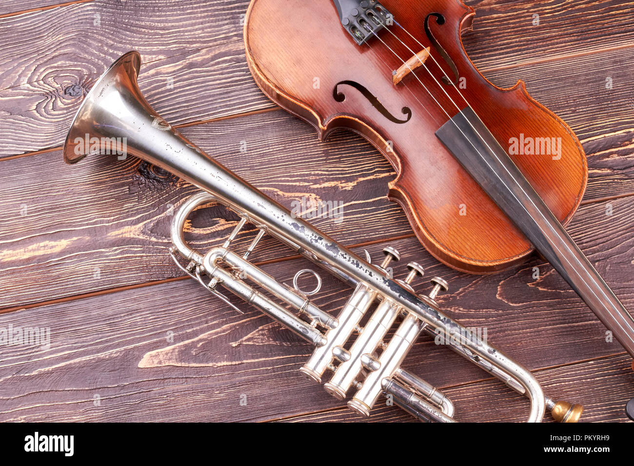 Vintage trompette et violoncelle sur fond de bois Photo Stock - Alamy