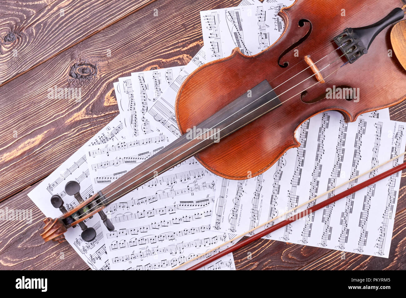 Ancien violon et des notes de musique. Banque D'Images