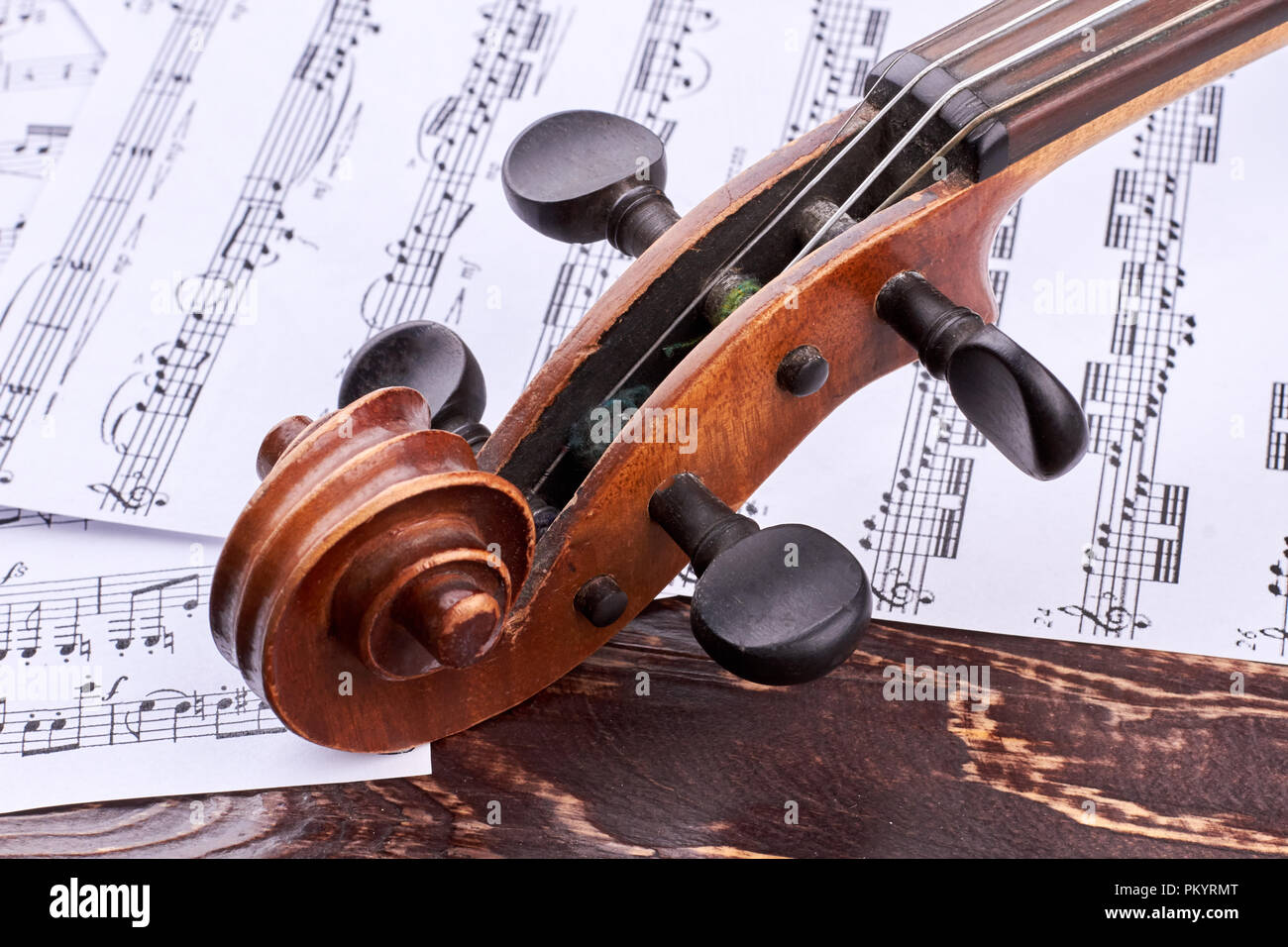 Ancien violon faites défiler et chevillier. Banque D'Images