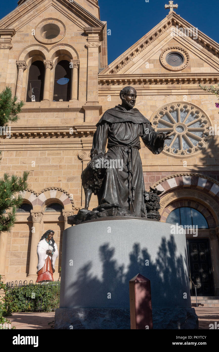 La cathédrale de saint François à Santa Fe et les statues de Saint François d'assise (premier plan) et la Bienheureuse Kateri en arrière-plan Banque D'Images