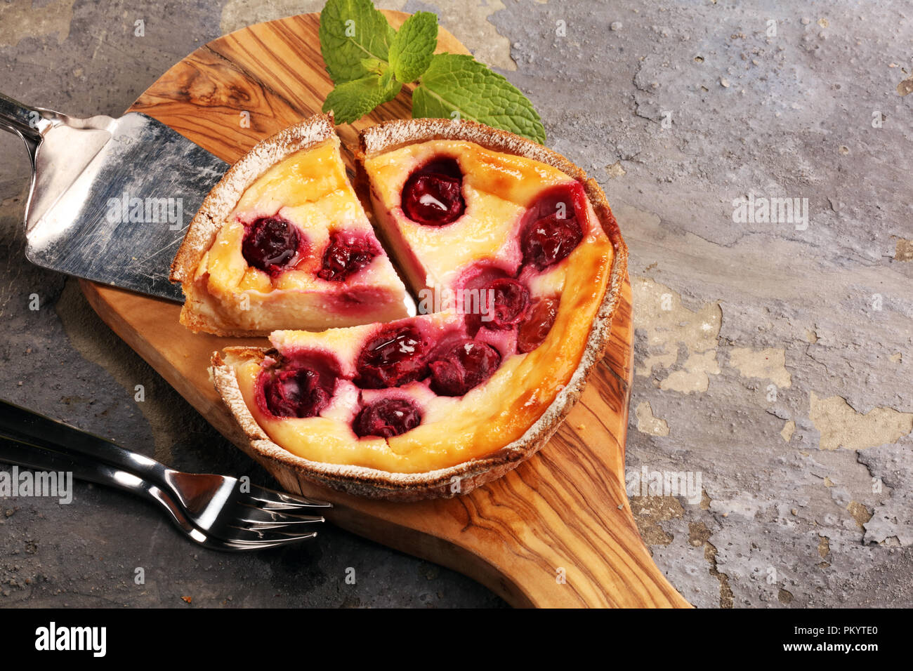 Cherry cheesecake Dessert - Gâteau au fromage avec fruits rouges et sauce à la menthe verte Banque D'Images
